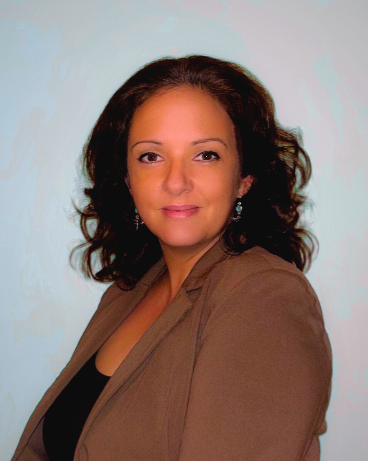 Professional portrait of Shaundra, founder of Dragonfly Website Design